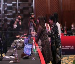 Menteri PPPA RI, Bintang Puspayoga (kiri) menerima rekomendasi yang diserahkan oleh Chair G20 EMPOWER, Yessie D Yosetya (kanan) pada MCWE G20, Bali (25/8/2022).(foto: istimewa)